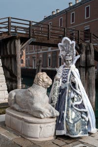 Die Kostümierten des venezianischen Karnevals vor dem Arsenale von Venedig.