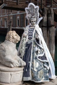 Die Kostümierten des venezianischen Karnevals vor dem Arsenale von Venedig.