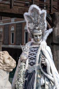 Die Kostümierten des venezianischen Karnevals vor dem Arsenale von Venedig.