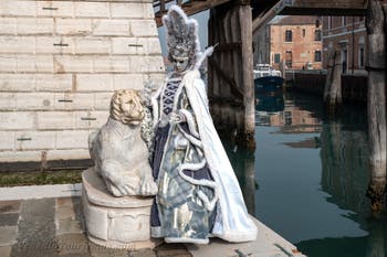 Die Kostümierten des venezianischen Karnevals vor dem Arsenale von Venedig.