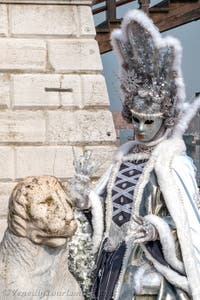 Die Kostümierten des venezianischen Karnevals vor dem Arsenale von Venedig.