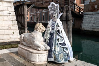 Die Kostümierten des venezianischen Karnevals vor dem Arsenale von Venedig.