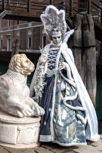 Die Kostümierten des venezianischen Karnevals vor dem Arsenale von Venedig.