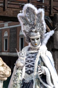 Die Kostümierten des venezianischen Karnevals vor dem Arsenale von Venedig.