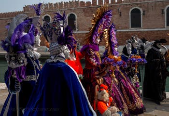 Die Kostümierten des venezianischen Karnevals vor dem Arsenale von Venedig.