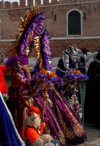 Die Kostümierten des venezianischen Karnevals vor dem Arsenale von Venedig.