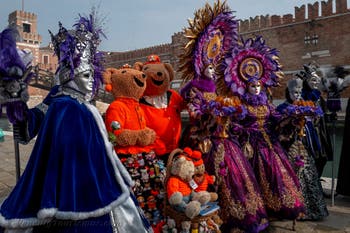 Die Kostümierten des venezianischen Karnevals vor dem Arsenale von Venedig.