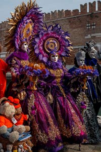 Die Kostümierten des venezianischen Karnevals vor dem Arsenale von Venedig.