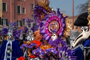 Die Kostümierten des venezianischen Karnevals vor dem Arsenale von Venedig.