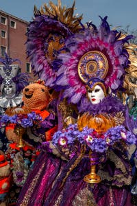 Die Kostümierten des venezianischen Karnevals vor dem Arsenale von Venedig.