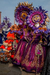 Die Kostümierten des venezianischen Karnevals vor dem Arsenale von Venedig.