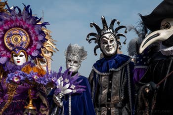 Die Kostümierten des venezianischen Karnevals vor dem Arsenale von Venedig.