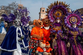 Die Kostümierten des venezianischen Karnevals vor dem Arsenale von Venedig.