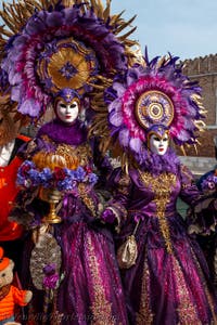 Die Kostümierten des venezianischen Karnevals vor dem Arsenale von Venedig.