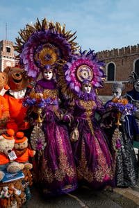 Die Kostümierten des venezianischen Karnevals vor dem Arsenale von Venedig.