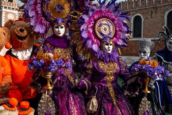 Die Kostümierten des venezianischen Karnevals vor dem Arsenale von Venedig.