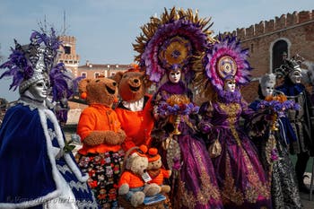 Die Kostümierten des venezianischen Karnevals vor dem Arsenale von Venedig.