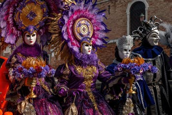 Die Kostümierten des venezianischen Karnevals vor dem Arsenal von Venedig.