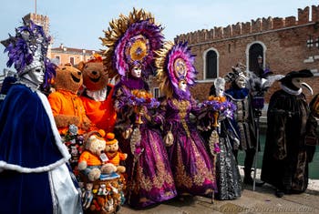 Die Kostümierten des venezianischen Karnevals vor dem Arsenale von Venedig.