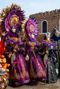 Die Kostümierten des venezianischen Karnevals vor dem Arsenale von Venedig.