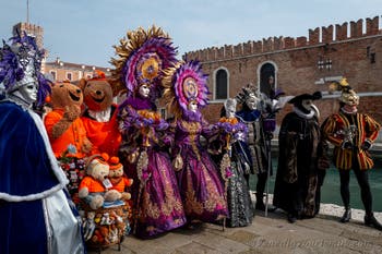 Die Kostümierten des venezianischen Karnevals vor dem Arsenale von Venedig.