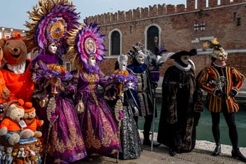 Die Kostümierten des venezianischen Karnevals vor dem Arsenale von Venedig.