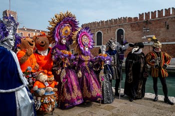 Die Kostümierten des venezianischen Karnevals vor dem Arsenale von Venedig.