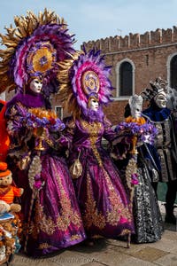 Die Kostümierten des venezianischen Karnevals vor dem Arsenale von Venedig.