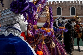 Die Kostümierten des venezianischen Karnevals vor dem Arsenale von Venedig.