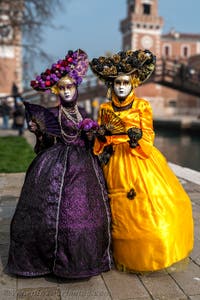 Die Kostümierten des venezianischen Karnevals vor dem Arsenale von Venedig.