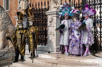 Die Kostümierten des venezianischen Karnevals vor dem Arsenale von Venedig.