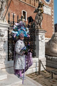 Die Kostümierten des venezianischen Karnevals vor dem Arsenale von Venedig.