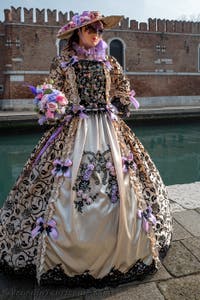 Die Kostümierten des venezianischen Karnevals vor dem Arsenale von Venedig.