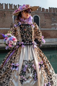 Die Kostümierten des venezianischen Karnevals vor dem Arsenale von Venedig.