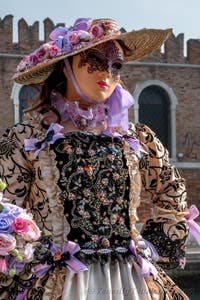 Die Kostümierten des venezianischen Karnevals vor dem Arsenale von Venedig.