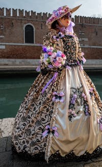 Die Kostümierten des venezianischen Karnevals vor dem Arsenale von Venedig.