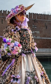 Die Kostümierten des venezianischen Karnevals vor dem Arsenale von Venedig.