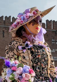 Die Kostümierten des venezianischen Karnevals vor dem Arsenale von Venedig.