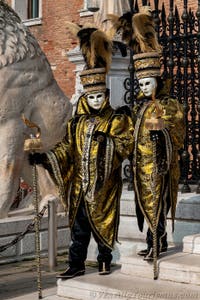 Die Kostümierten des venezianischen Karnevals vor dem Arsenale von Venedig.