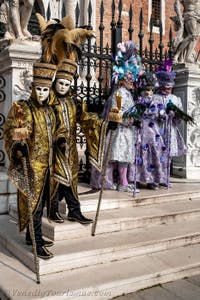 Die Kostümierten des venezianischen Karnevals vor dem Arsenale von Venedig.