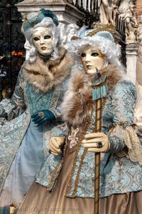 Die Kostümierten des venezianischen Karnevals vor dem Arsenale von Venedig.