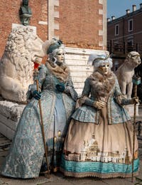 Die Kostümierten des venezianischen Karnevals vor dem Arsenale von Venedig.