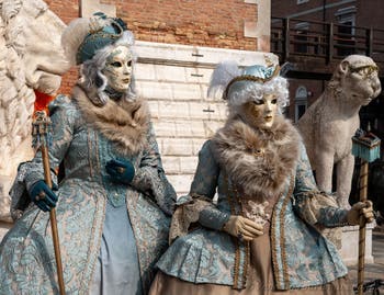 Die Kostümierten des venezianischen Karnevals vor dem Arsenale von Venedig.