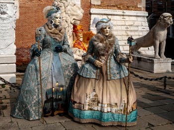 Die Kostümierten des venezianischen Karnevals vor dem Arsenale von Venedig.