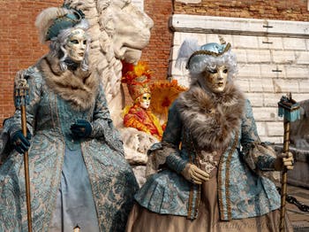 Die Kostümierten des venezianischen Karnevals vor dem Arsenale von Venedig.