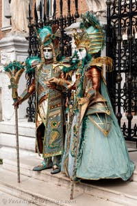 Die Kostümierten des venezianischen Karnevals vor dem Arsenale von Venedig.