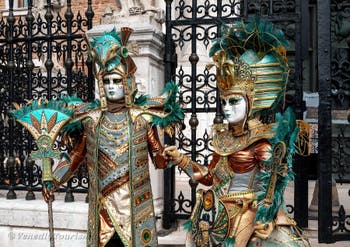 Die Kostümierten des venezianischen Karnevals vor dem Arsenale von Venedig.