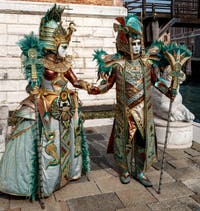 Die Kostümierten des venezianischen Karnevals vor dem Arsenale von Venedig.