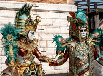 Die Kostümierten des venezianischen Karnevals vor dem Arsenale von Venedig.