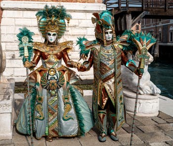 Die Kostümierten des venezianischen Karnevals vor dem Arsenale von Venedig.